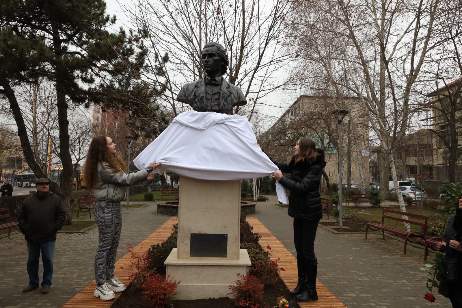 Tulcea are de azi o statuie a lui Mihai Eminescu