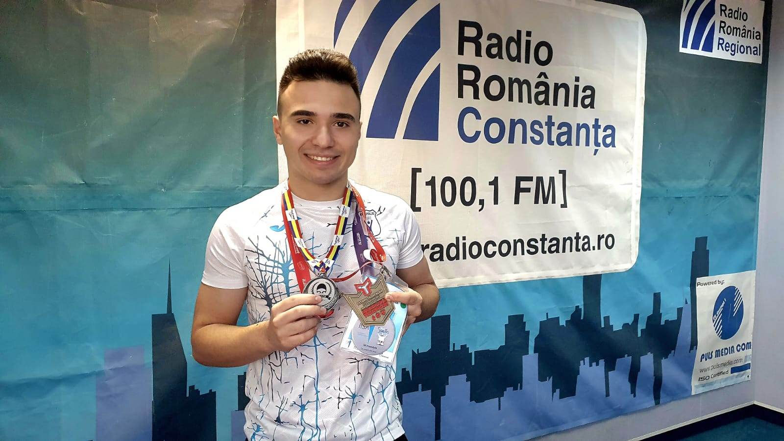 INTERVIU | Cristian Tranulea, campion la înot în ape îngheţate: „Este foarte multă muncă! Eu înot de 18 ani. De la vârsta de 4 ani am început cu înotul și tot ce am făcut, inclusiv, pentru această competiție a fost în bazin“