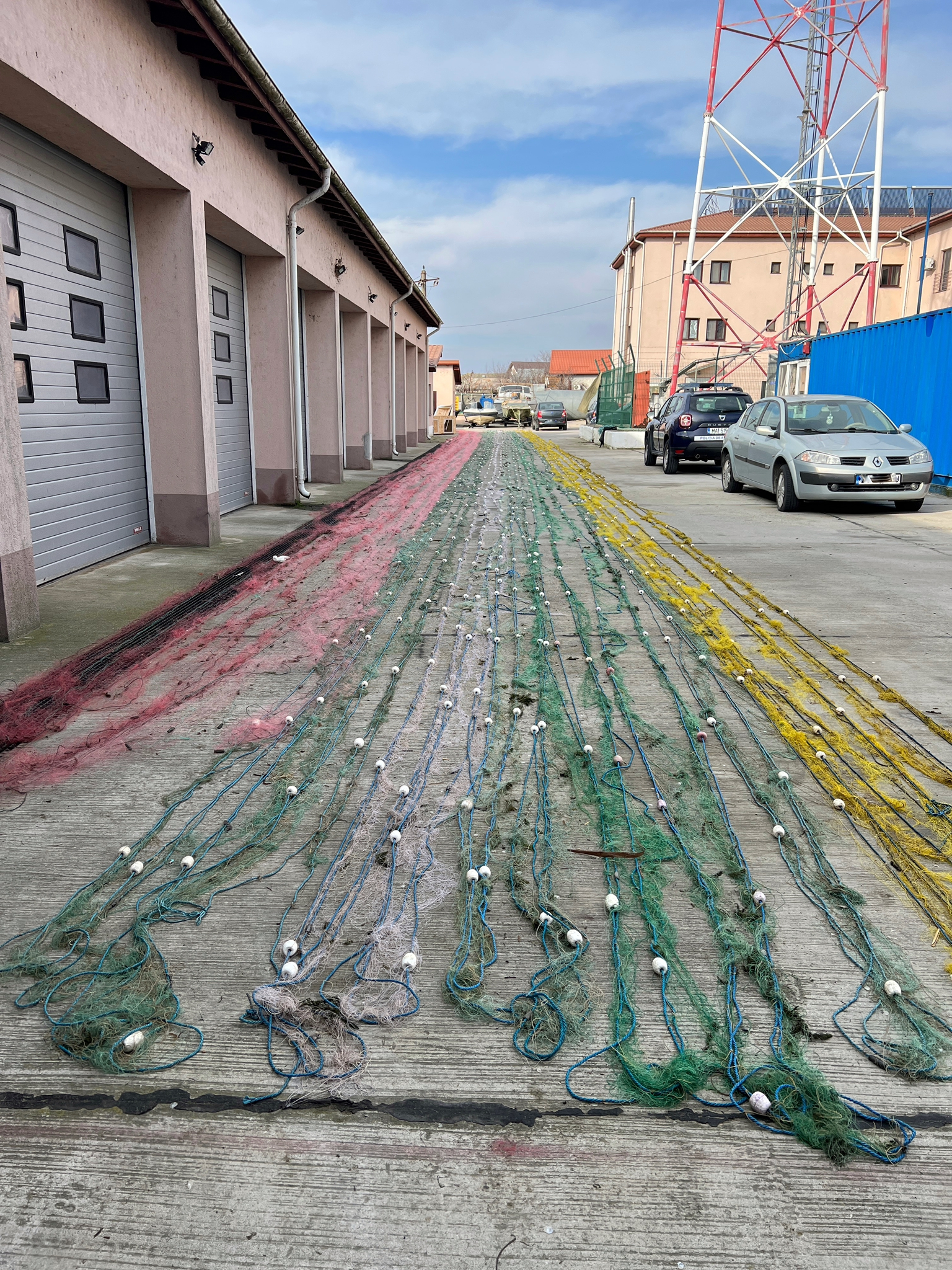 TULCEA: Peste 1.500 de metri plase cu zeci de kilograme de pește, scoase din apă de polițiștii de frontieră într-o zonă strict protejată