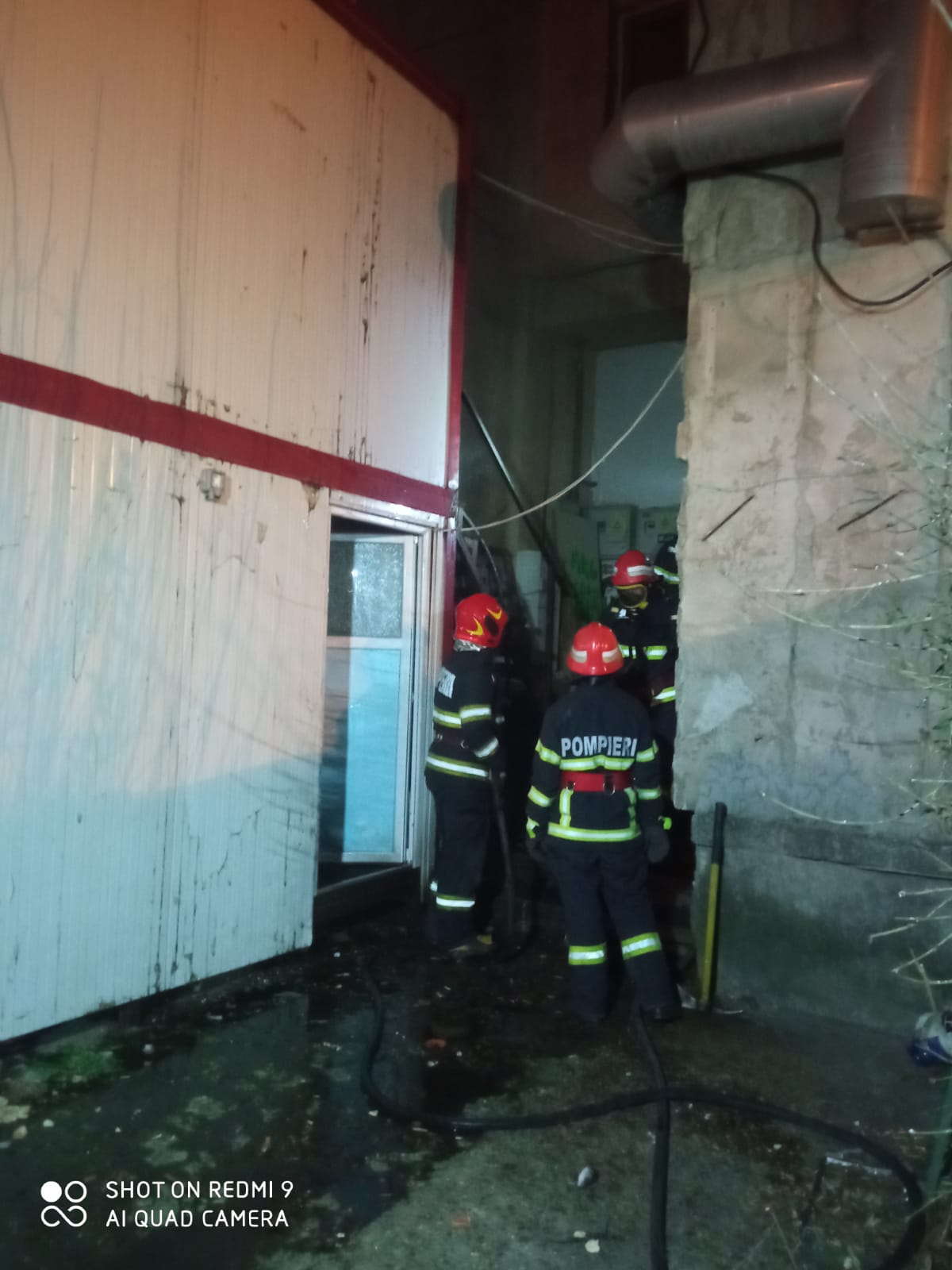 TULCEA: Incendiu stins de pompierii militari
