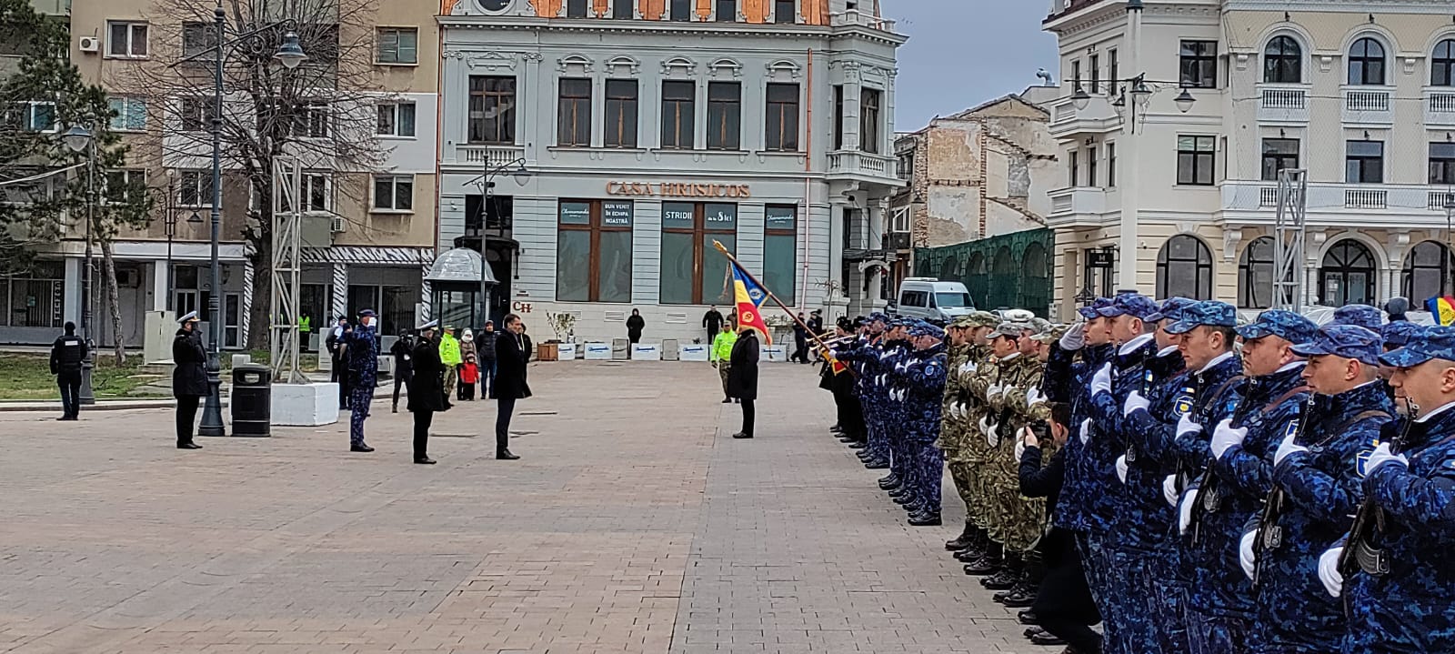 CONSTANȚA: Ceremonie militară organizată în Piaţa Ovidiu