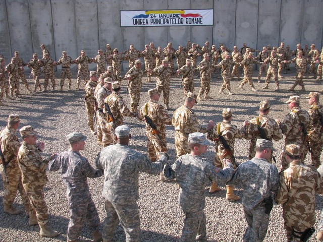 Fotografiile care au făcut istorie. Pe 24 ianuarie 2009, de Ziua Unirii Principatelor Române, militarii dobrogeni și americani, s-au prins în Hora Unirii, într-o tabără din Irak
