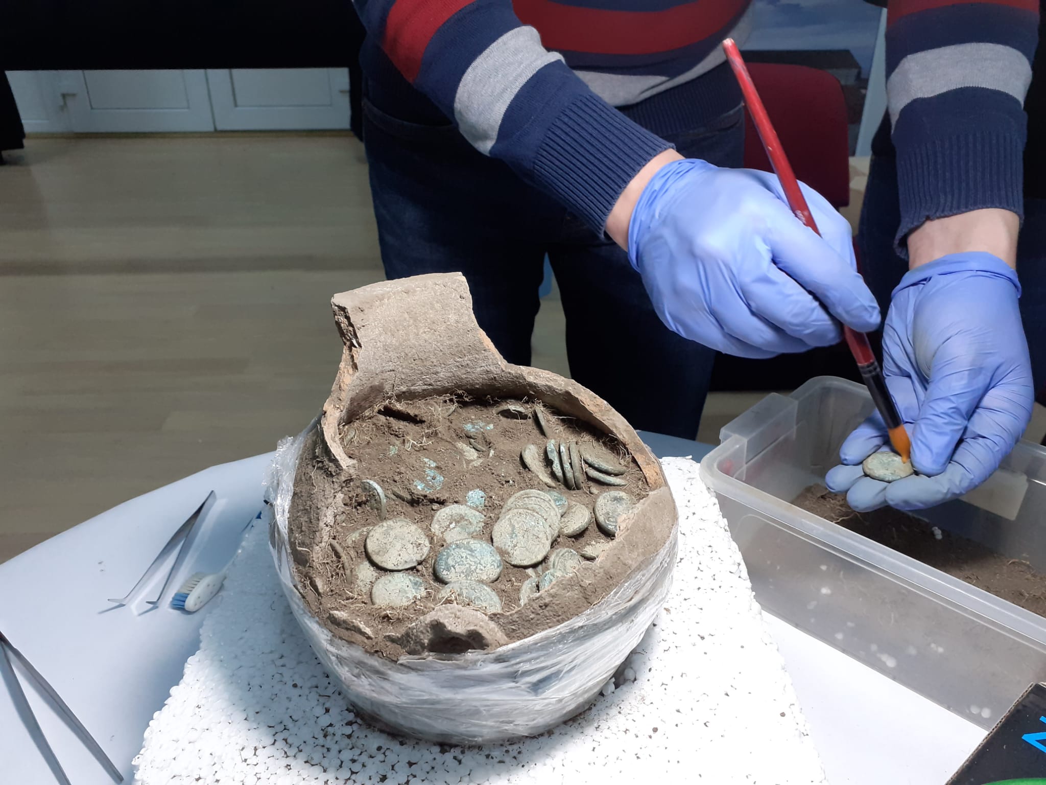 Monedele romane din ulcica descoperită lângă Cobadin, în plin proces de inventariere