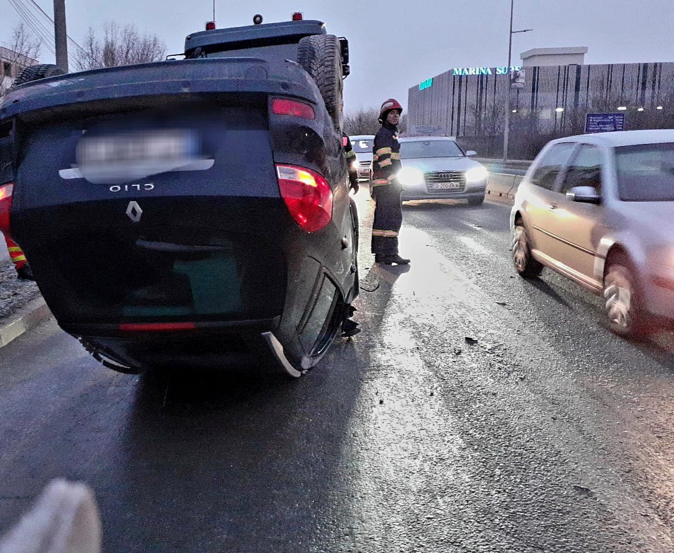 MAMAIA Nord: Accident rutier – o mașină a intrat în parapet