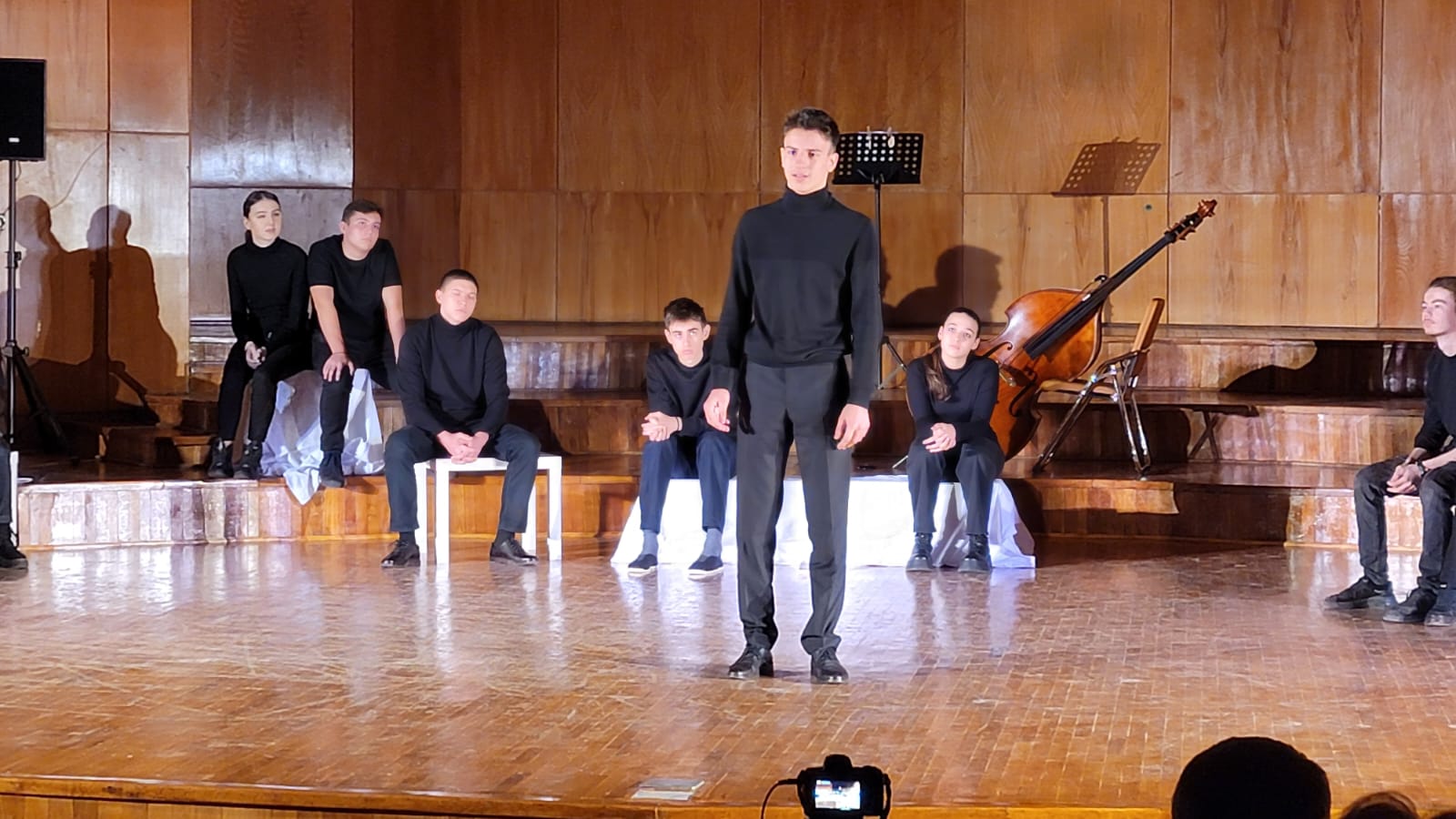 Bogdan Irimia, elev la Colegiul de Arte „Regina Maria”, premiant al concursurilor de muzică şi arta actorului: „Muzica îmi eliberează emoţiile, iar teatrul îmi dă forţa cu care să pot continua“