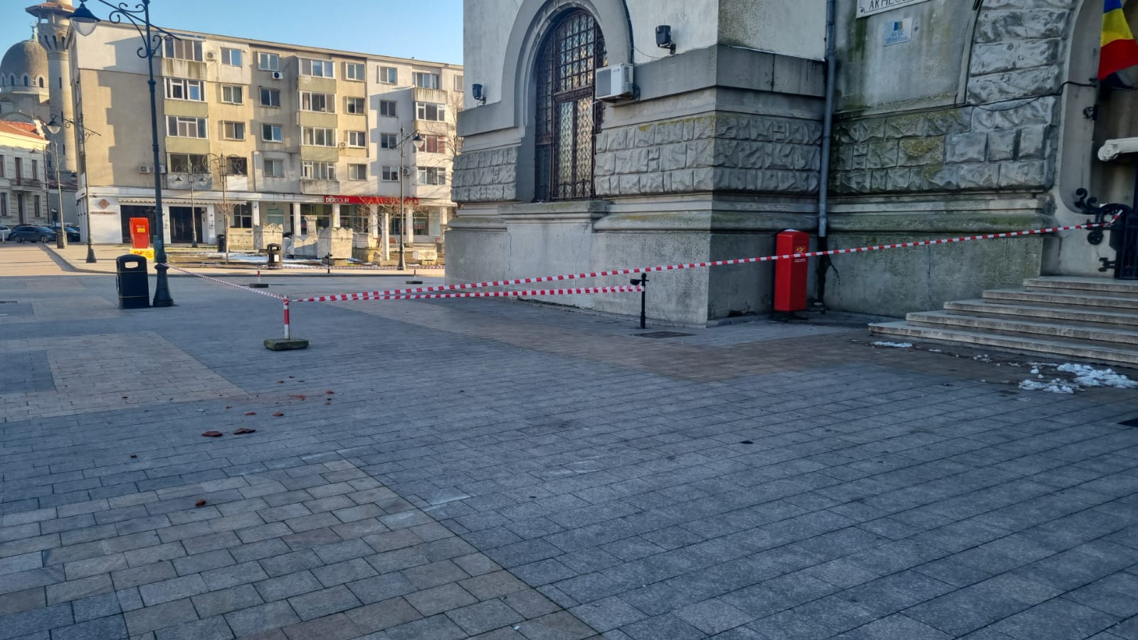 CONSTANŢA: Pericol de alunecare a ţiglelor de pe acoperişul Muzeului de Istorie Naţională şi Arheologie