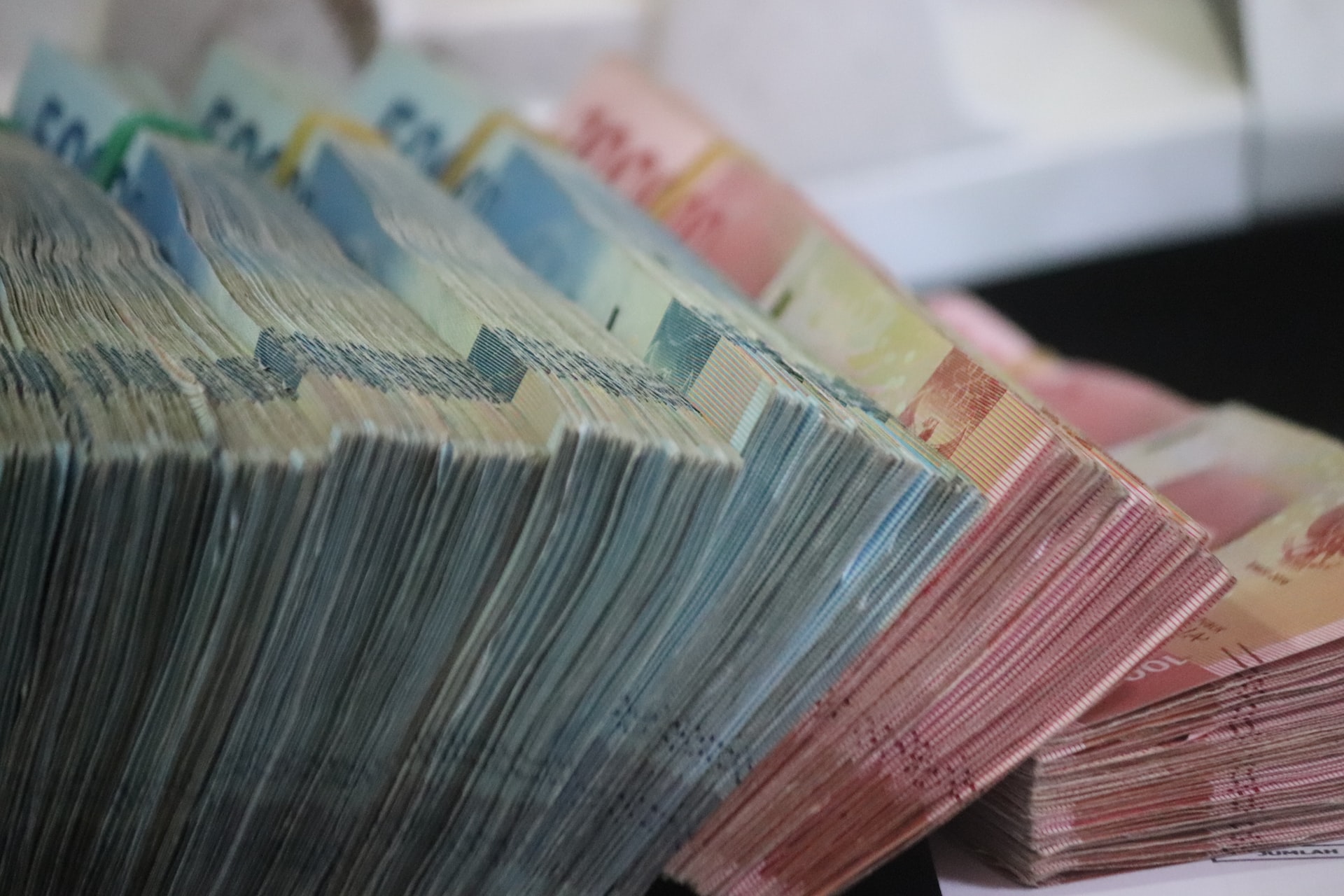 Leul s-a apreciat, joi, în raport cu euro, dar a scăzut faţă de dolarul american