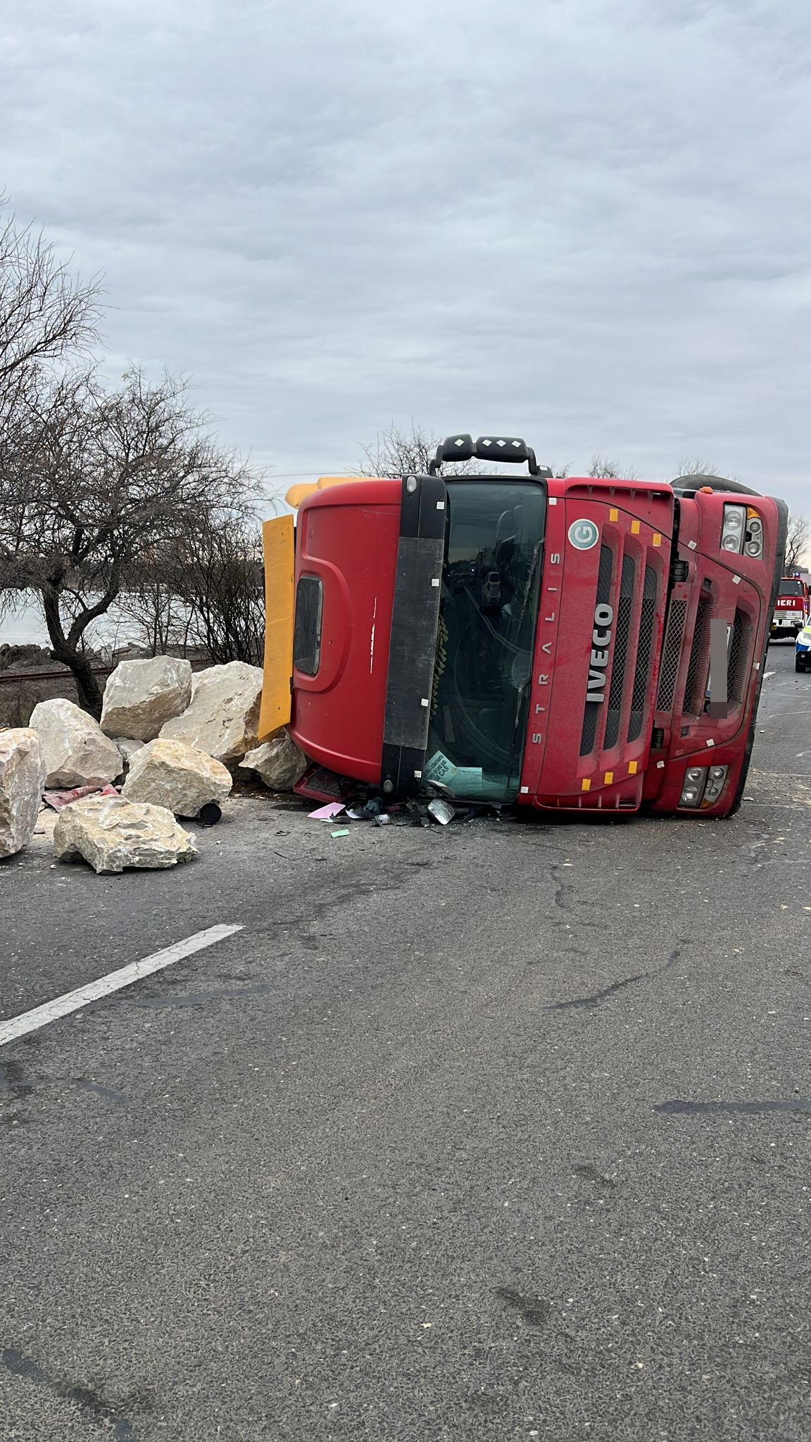 CONSTANŢA: Un autovehicul încărcat cu piatră s-a răsturnat pe DN 39