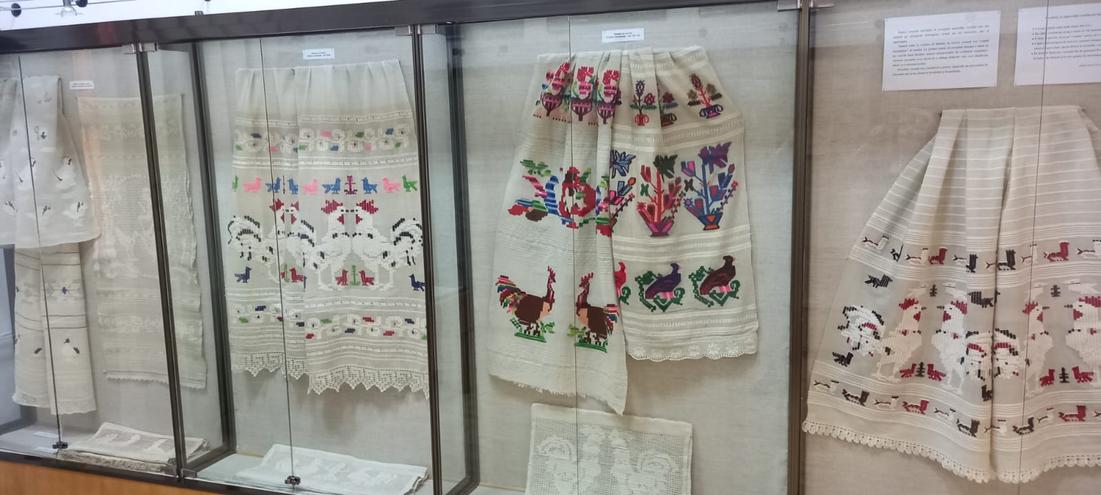 CONSTANŢA: Expoziţie de ştergare dobrogene, vechi de peste 100 de ani, la Muzeul de Artă Populară