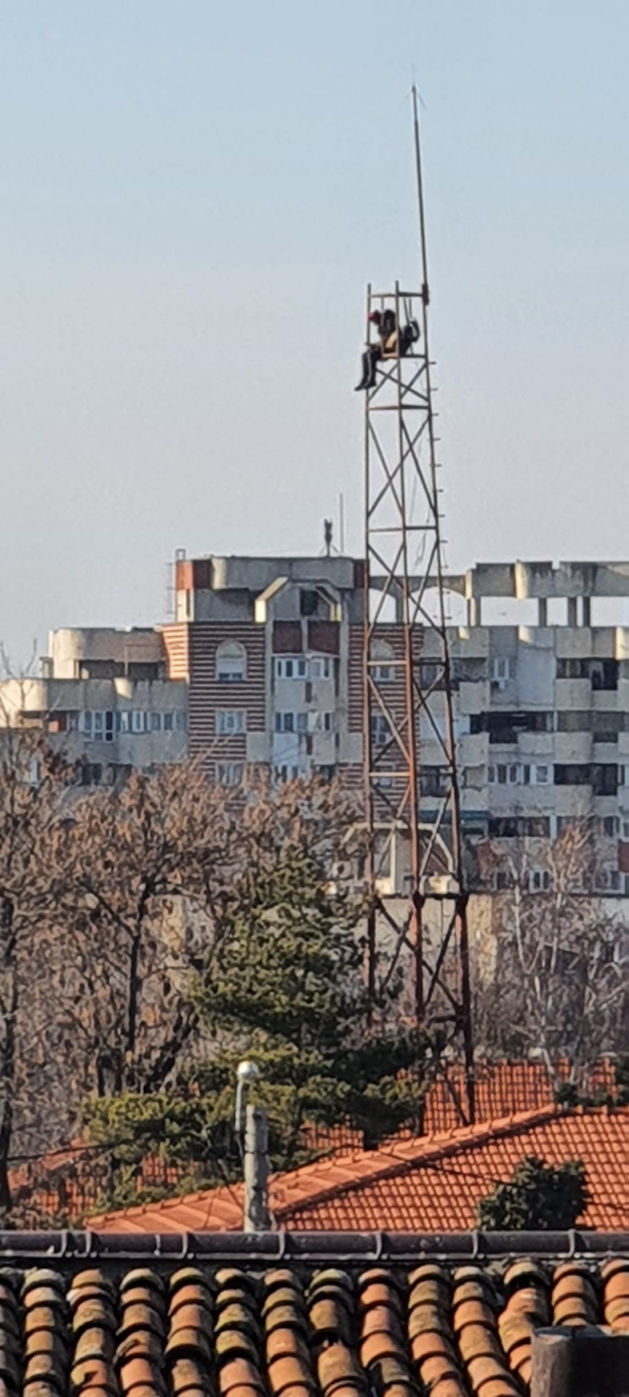 NĂVODARI: Un bărbat s-a urcat pe un stâlp şi ameninţă că se aruncă – FOTO