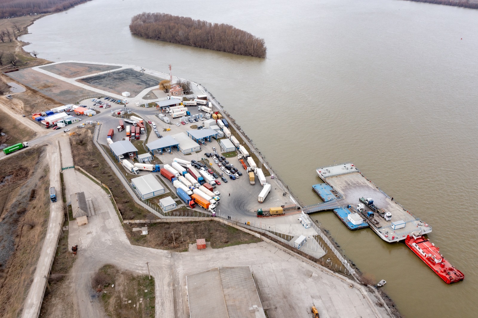 Şoferii ucraineni de camioane cer să treacă doar tirurile pe la Isaccea