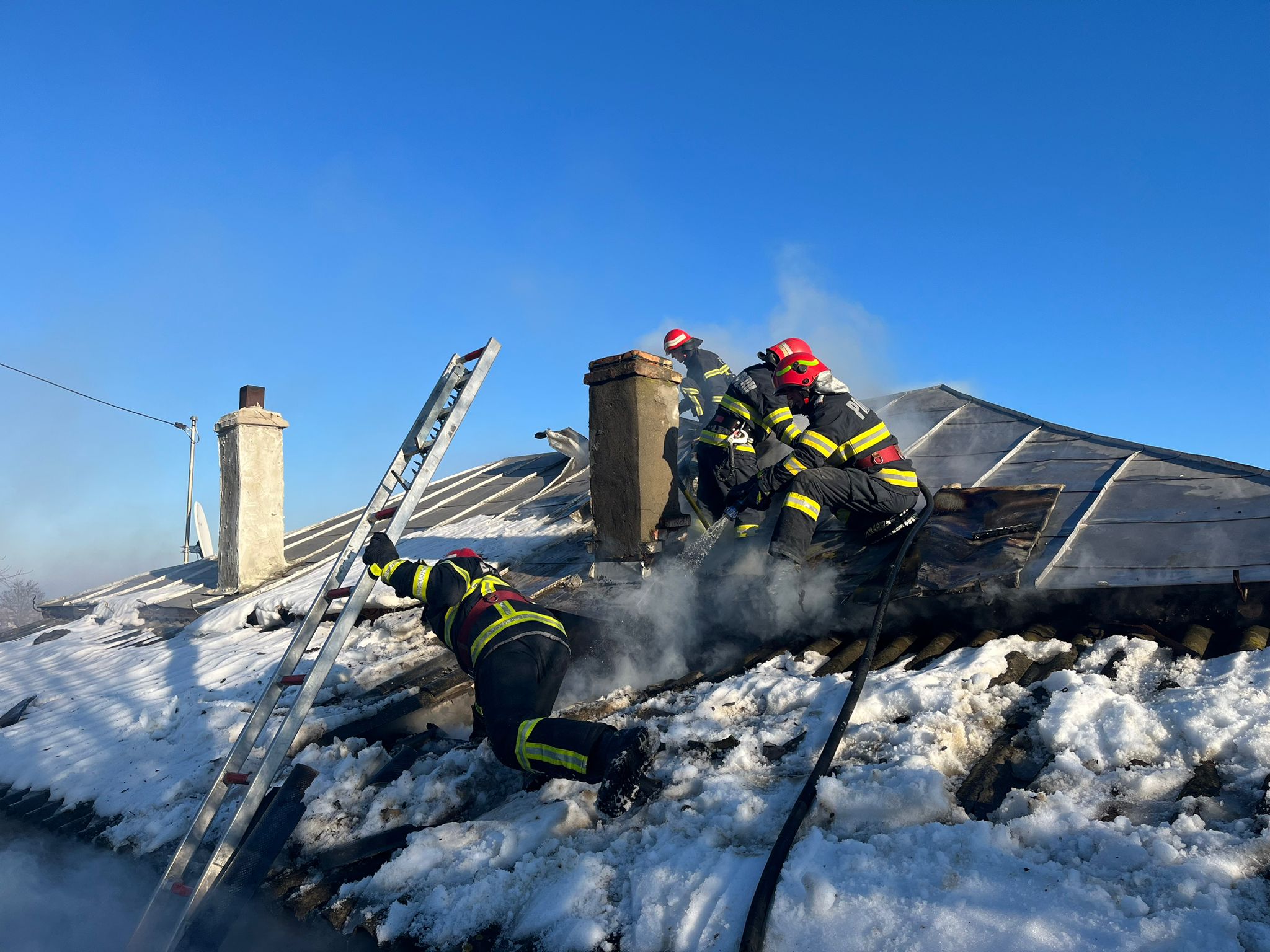 Judeţul TULCEA: Pompierii intervin pentru stingerea unui incendiu care a suprins o casă de locuit, în localitatea Somova