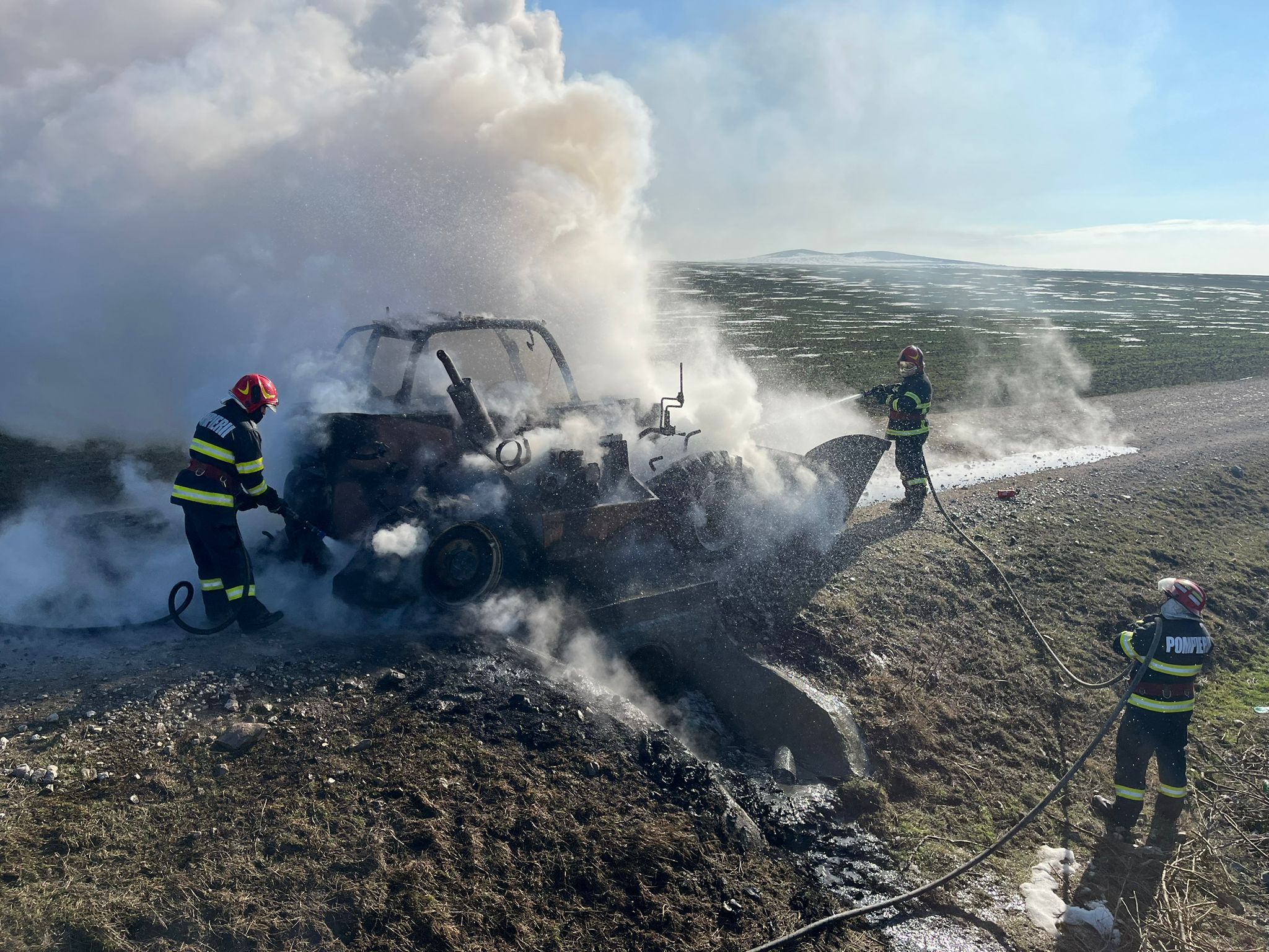 TULCEA/VIDEO: Utilaj agricol distrus de un incendiu