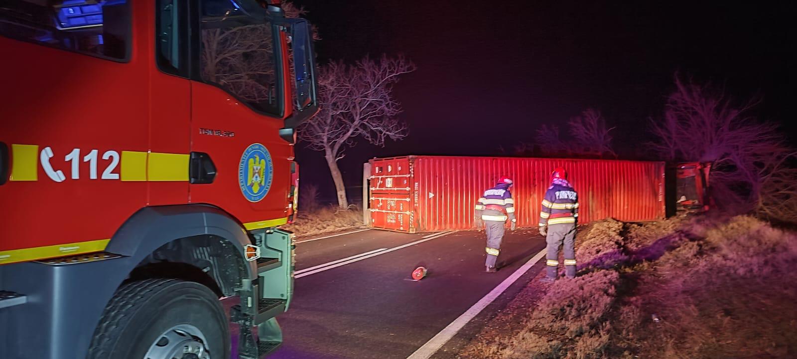 TULCEA/FOTO: Un TIR din Ucraina s-a răsturnat și a blocat traficul pe DN22A