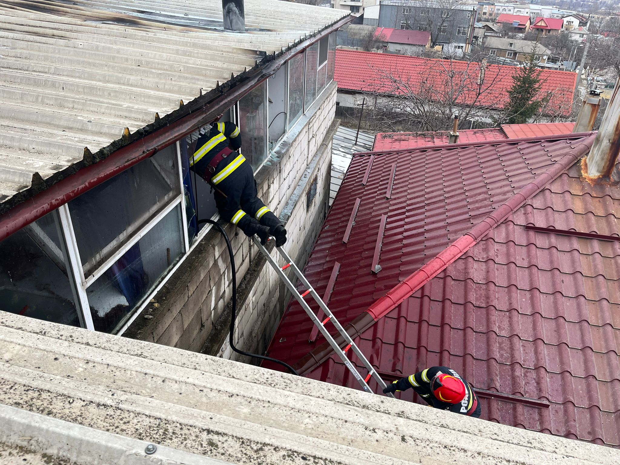 TULCEA/VIDEO: Incendiu la cantina unui service auto din municipiu