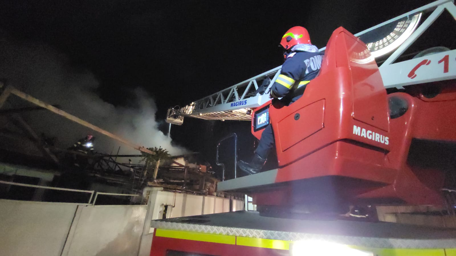 VIDEO: Casă cuprinsă de un incendiu puternic la Cumpăna