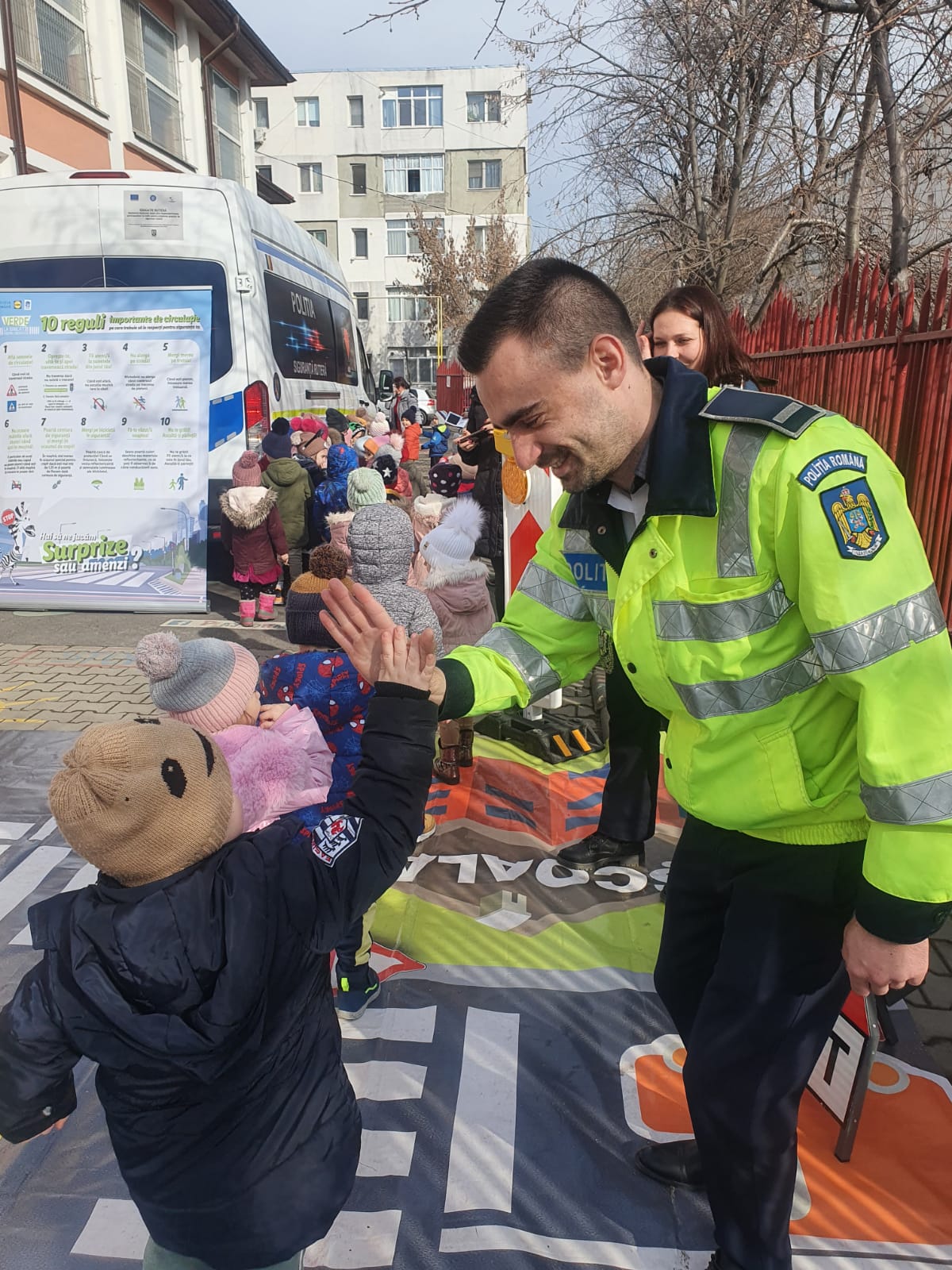TULCEA: Lecţie inedită la o grădiniţă din Tulcea. Micuţii au învăţat regulile de circulaţie rutieră chiar de la poliţişti