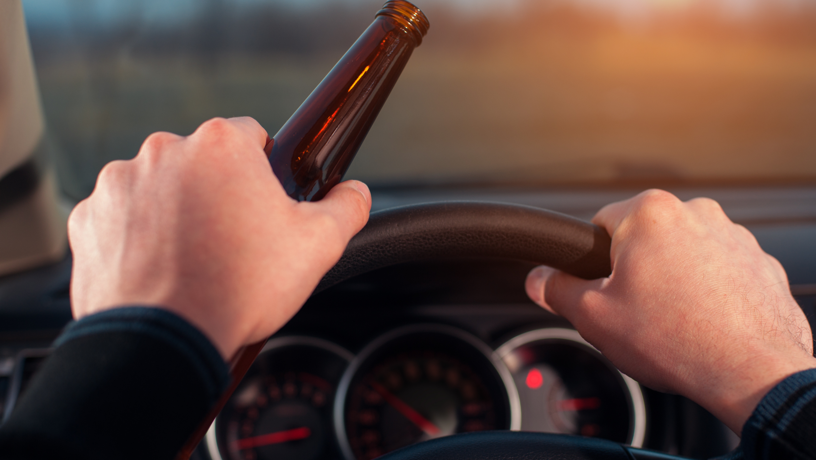 CONSTANŢA: Şofer depistat de jandarmi în timp ce conducea şi consuma băuturi alcoolice