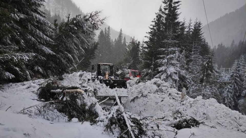 Operaţiuni de salvare dificile, în zonele afectate de viscol din țară