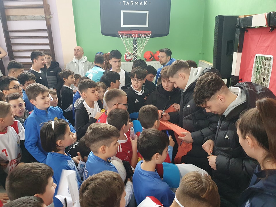 Câțiva fotbaliști de la Farul Constanța s-au întâlnit cu elevii din Năvodari