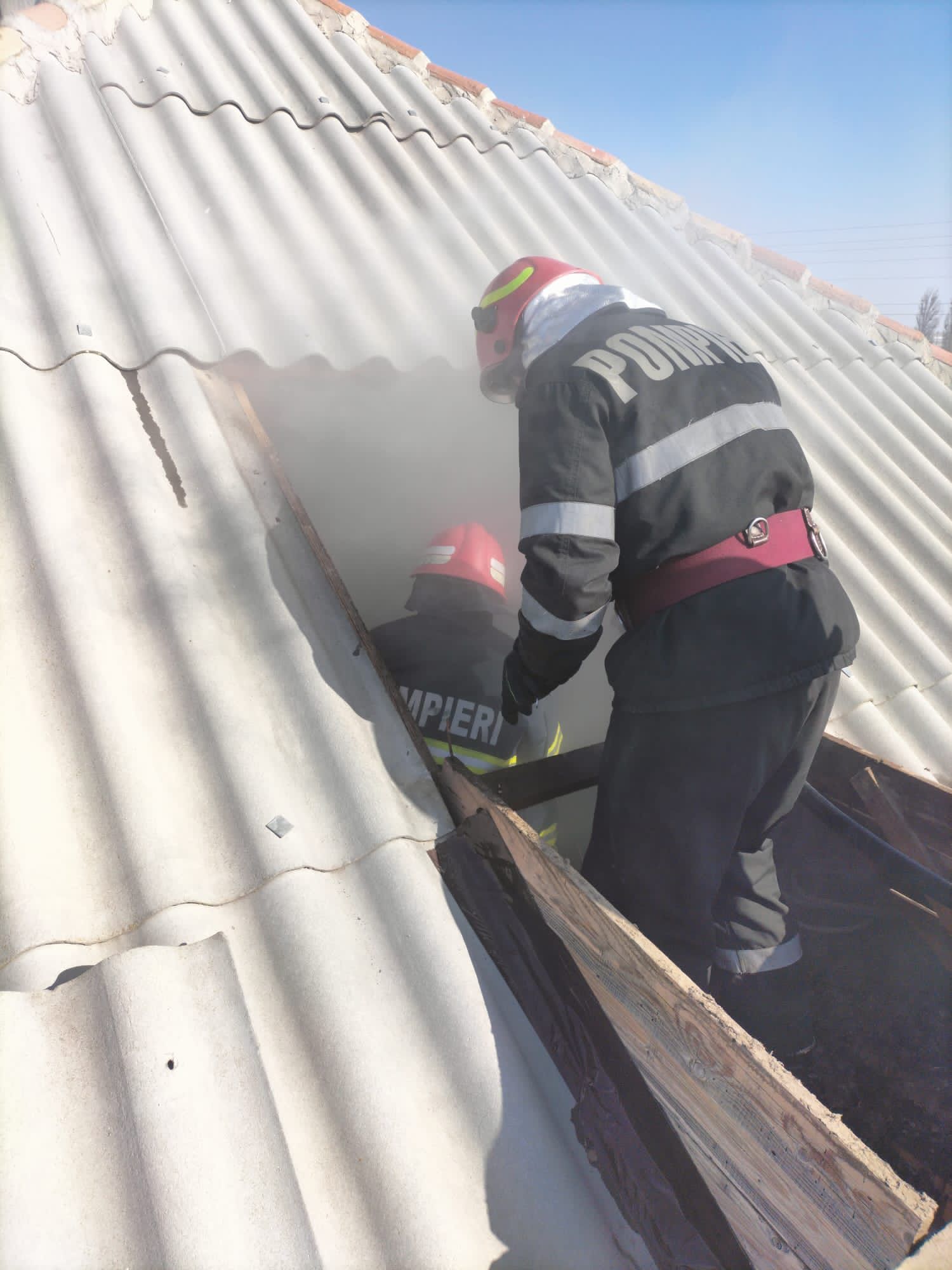 JUDEȚUL TULCEA: Incendiu la un coș de fum în Ceamurlia de Sus. Intervenția pompierilor a salvat locuința