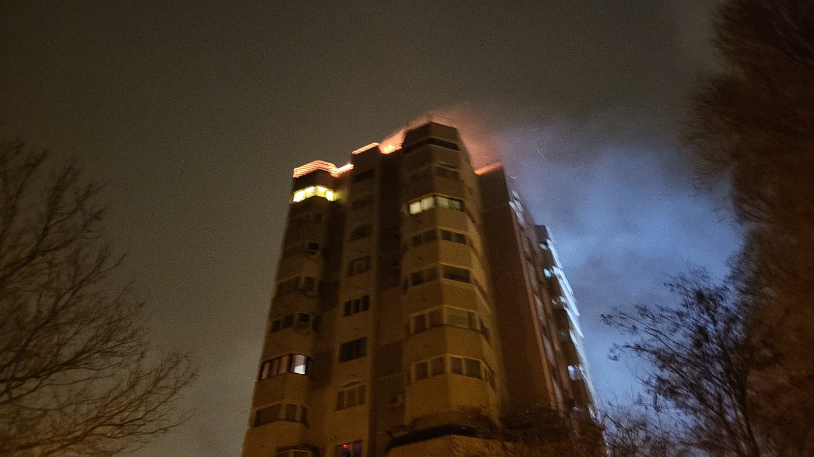 UPDATE | INCENDIU PUTERNIC în Constanţa, pe strada Pescarilor! Persoanele din blocul cuprins de flăcări au fost evacuate (FOTO + VIDEO)