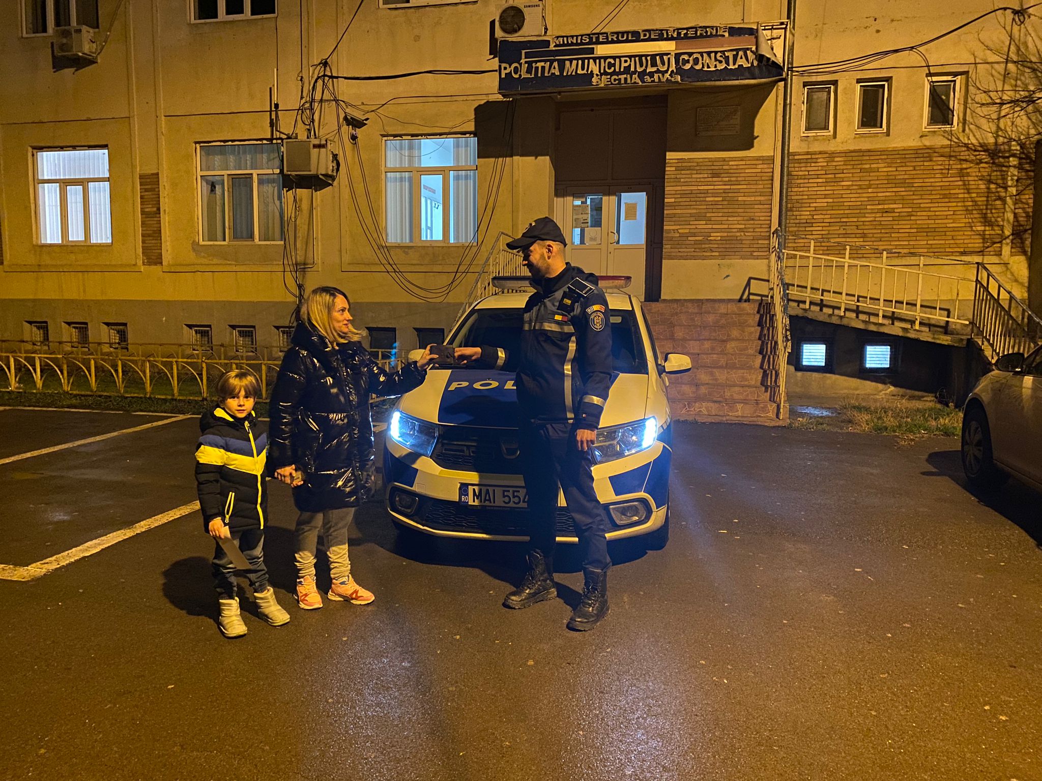 Portofel găsit de o constănțeancă și predat polițiștilor
