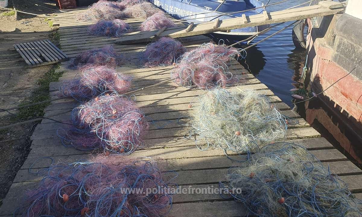 O mie de metri de plase mono-filament cu 207 kilograme de pește, scoase de poliţiştii de frontieră, din lacul Sinoe