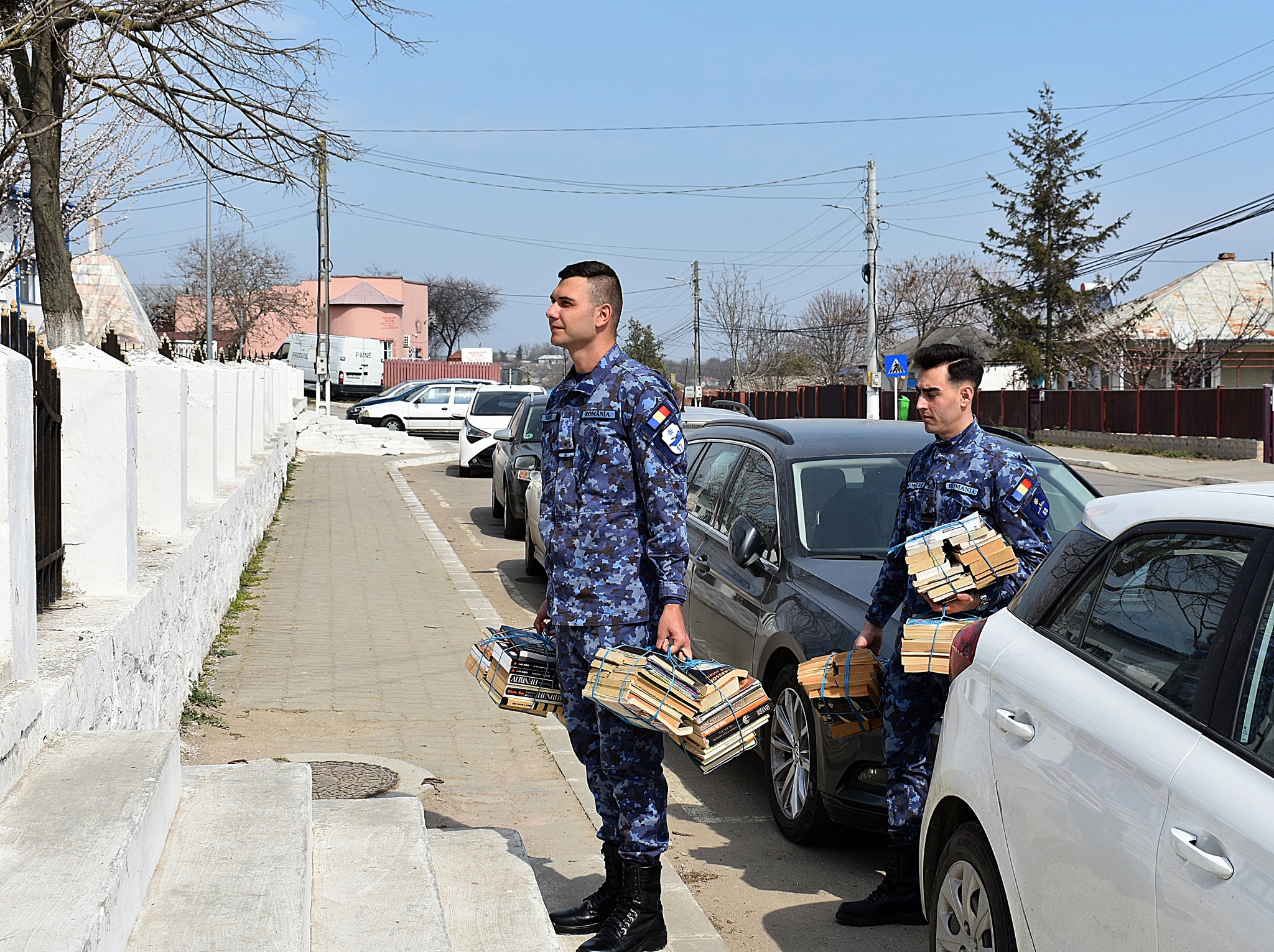 Județul TULCEA/FOTO: Donații de cărţi şi jucării făcute de militarii Flotilei Fluviale