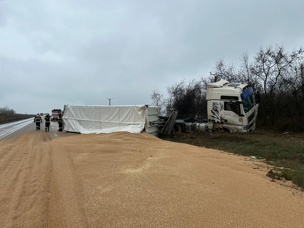CONSTANŢA: Un autocamion încărcat cu cereale s-a răsturnat pe DN 2A