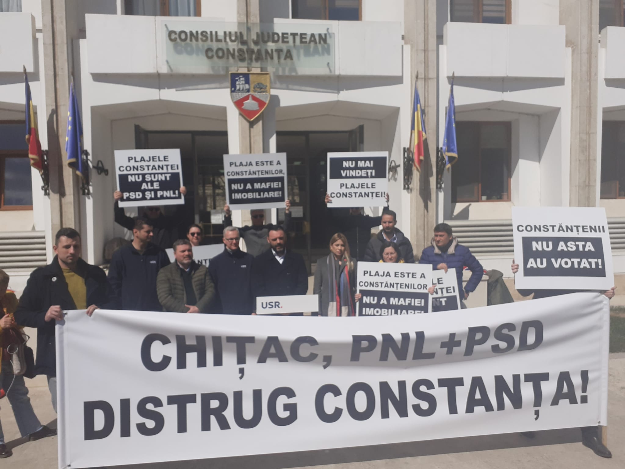 CONSTANŢA: USR îl acuză pe primarul PNL de vânzarea către liderul judeţean al PSD a unei plaje în Mamaia