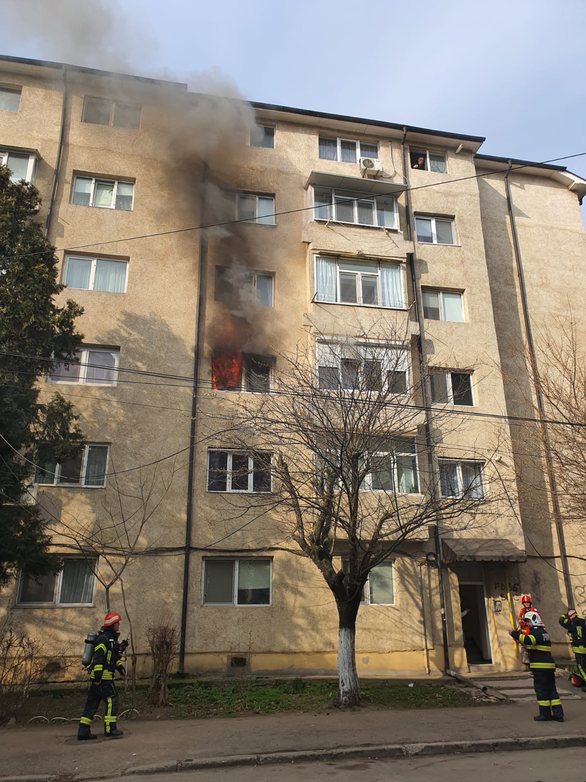 CONSTANȚA/VIDEO: Apartament cuprins de flăcări. Locatari evacuați de pompieri