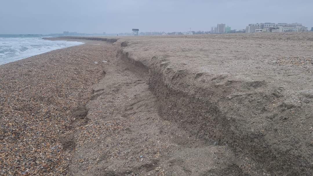 Plajele extinse NU sunt în pericol. Fenomenul de „cliffing” apărut în stațiunea Mamaia este un fenomen natural specific sezonului rece