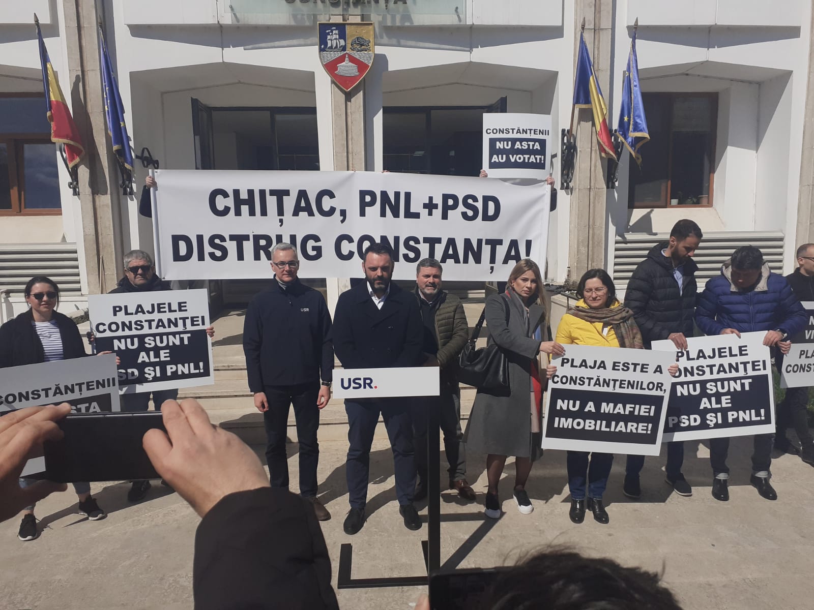 CONSTANȚA: Protest USR în fața Primăriei. USR se opune vânzării unei porțiuni de plajă din Mamaia