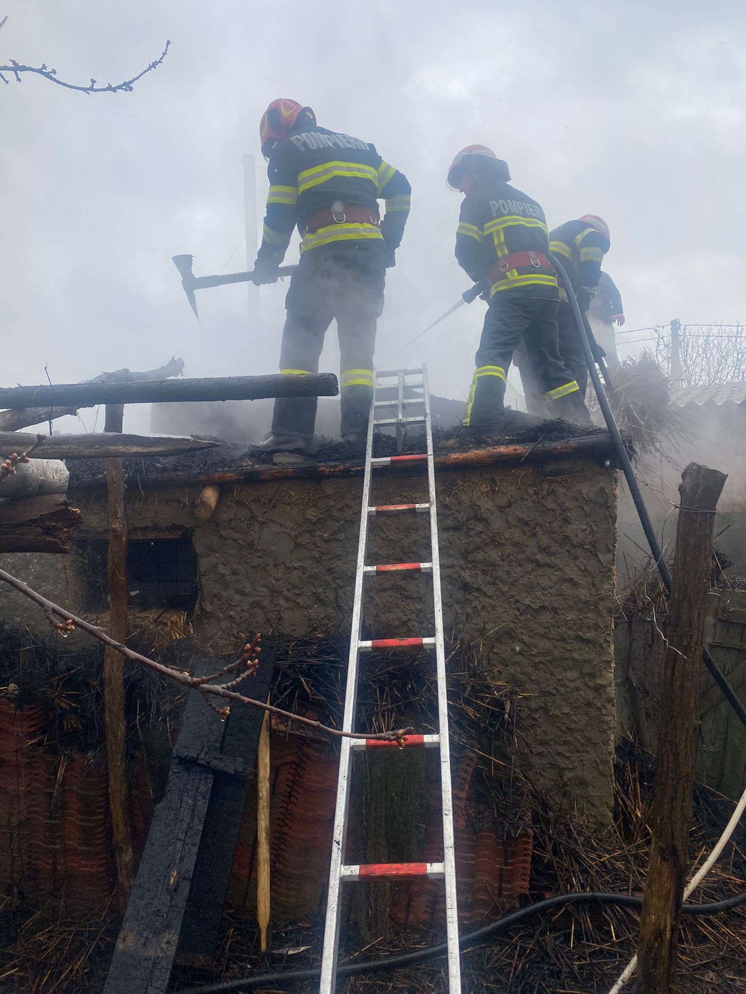 Județul TULCEA/FOTO: Anexă gospodărească distrusă de un incendiu