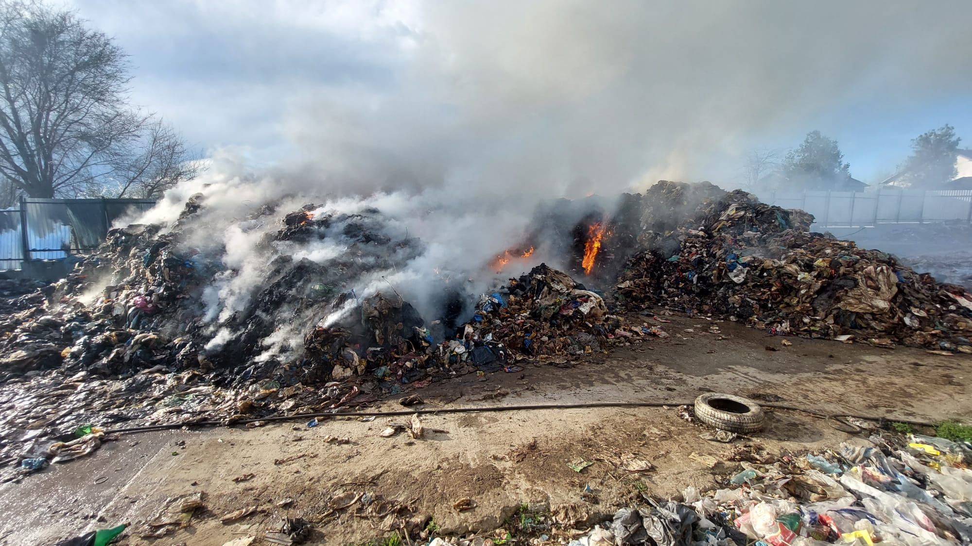 MEDGIDIA/FOTO: Amendă de 50.000 de lei pentru o societate comercială în curtea căreia a avut loc un incendiu