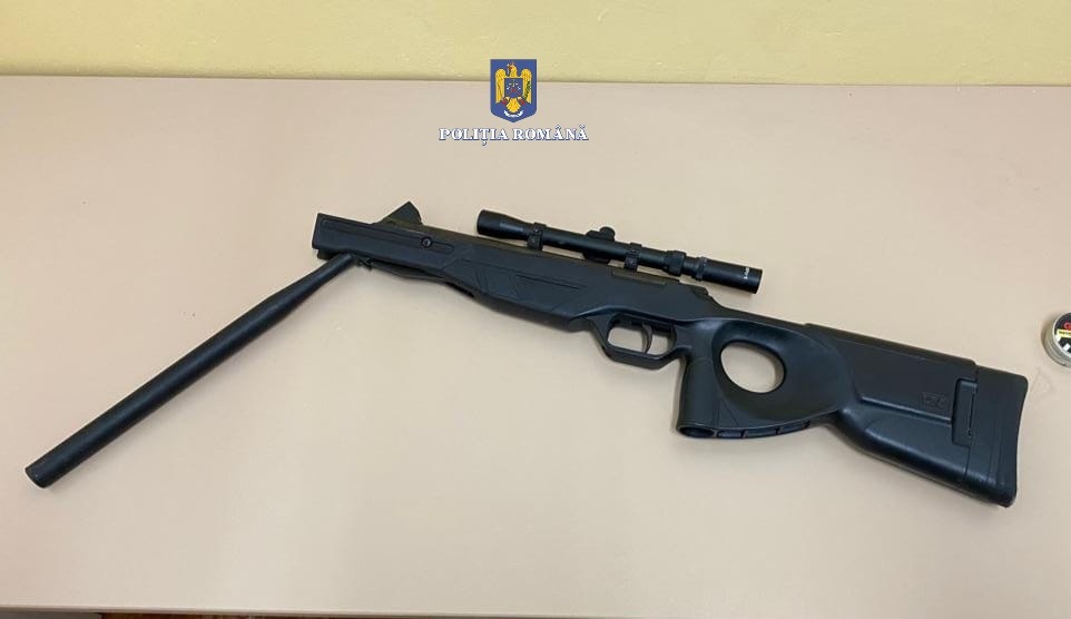 Dosar penal pentru un minor din Medgidia care încerca să vândă o armă