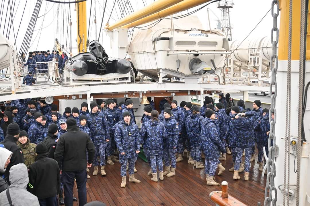 FOTO | Elevii dintr-o comună din judeţul Tulcea, cadeți în Forțele Navale. Ei au avut ocazia să participe la un marș de patru ore în Marea Neagră, la bordul navei-școală „Mircea”