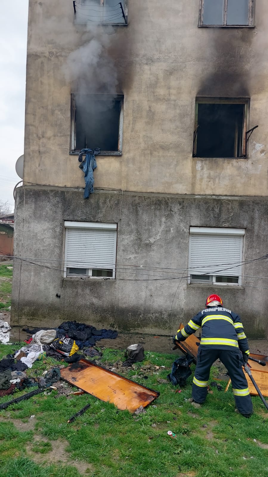 Incendiu în oraşul Măcin, din judeţul Tulcea! Un apartament a ars în totalitate
