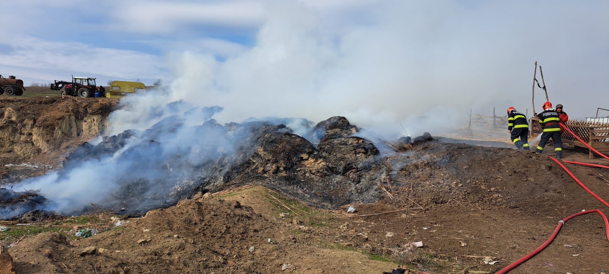 Județul TULCEA: Incendiu de vegetație lângă o stână de oi