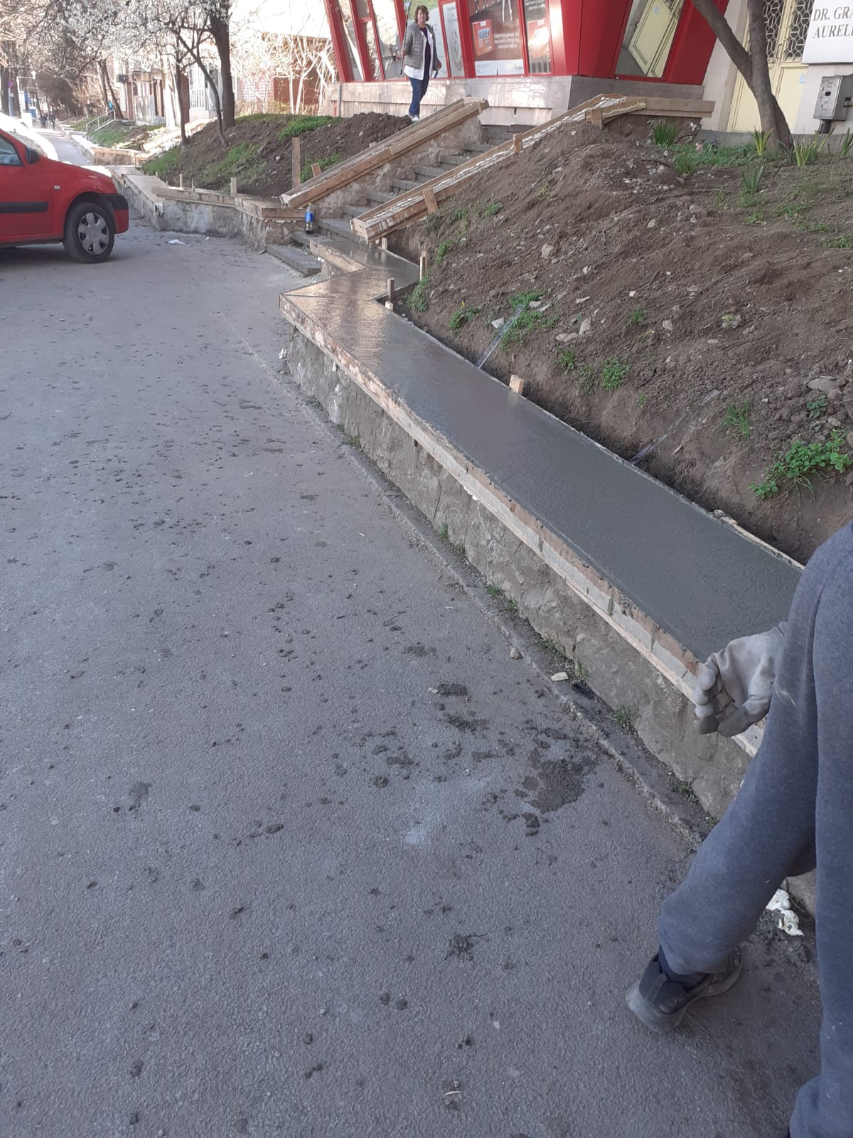 CONSTANŢA: A început reabilitarea jardinierelor din oraş