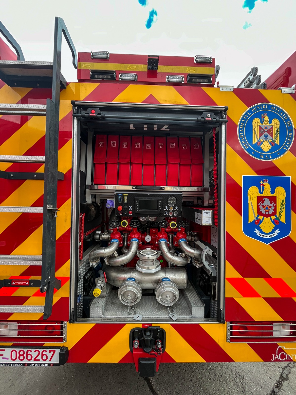 VIDEO| Un scurtcircuit a provocat incendiul de la Școala nr. 30 din municipiul Constanța. Peste 850 de elevi și profesori s-au autoevacuat