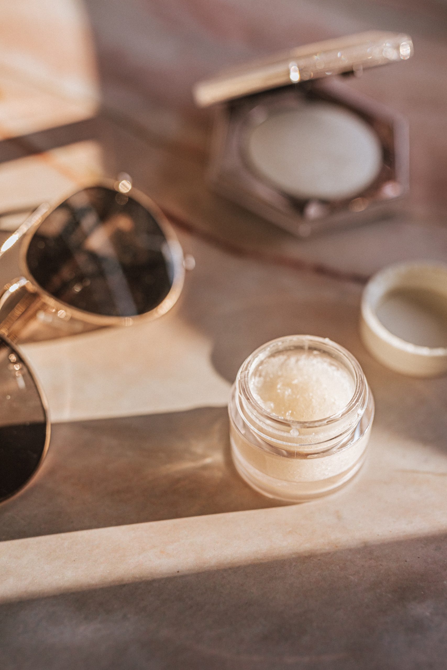 Sute de produse cosmetice care conţin substanţe INTERZISE prin lege, oprite de la comercializare!