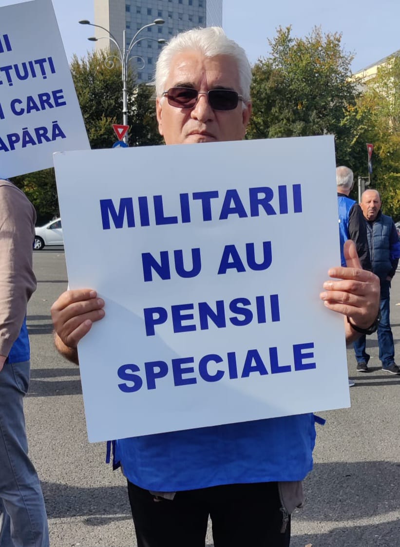 BUCUREȘTI: Proteste ale polițiștilor și militarilor în fața Guvernului