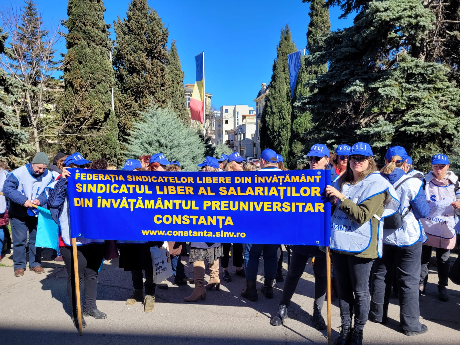 CONSTANŢA: Protest al sindicaliştilor din învăţământul preuniversitar. Este luată în calcul inclusiv îngheţarea anului şcolar FOTO