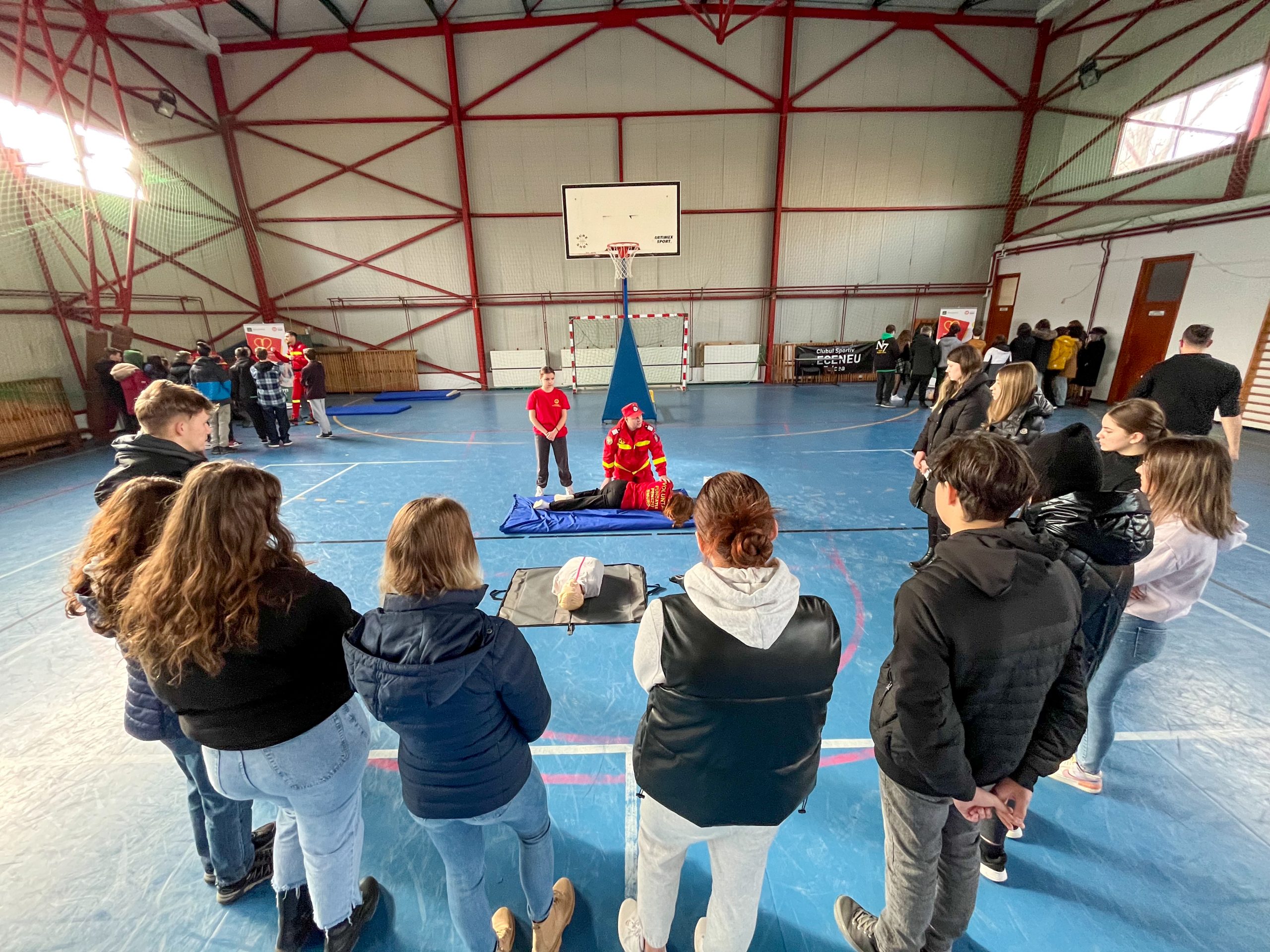 „Maratonul Resuscitării Junior” | Elevii şi profesorii unui liceu din Tulcea au învăţat tehnici de prim-ajutor de la voluntarii SMURD