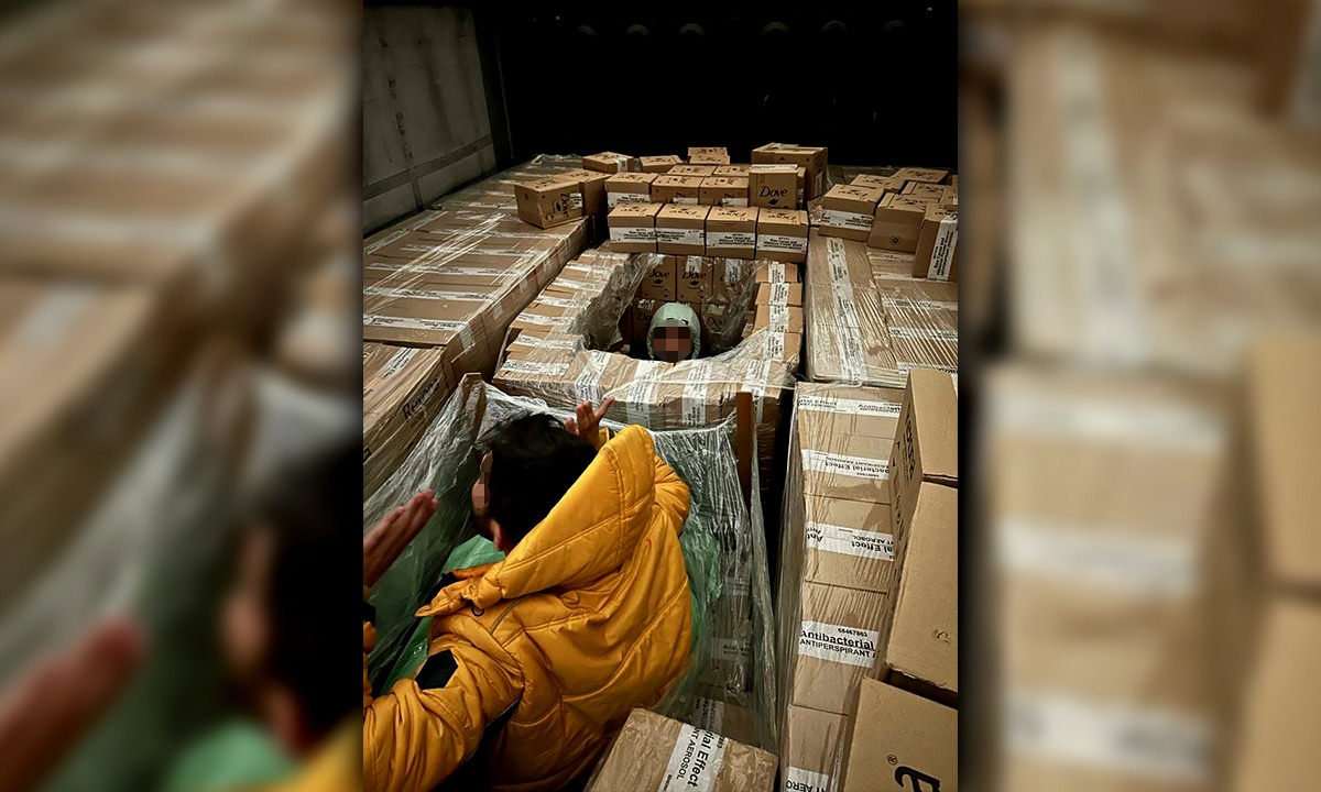 Cetățeni sirieni ascunși într-un camion, depistați de polițiștii de frontieră de la Negru Vodă