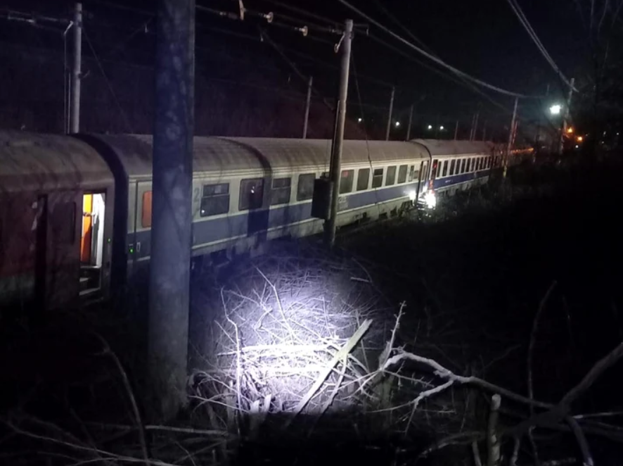 Plan roşu de intervenţie, după ce un tren cu călători a frânat brusc. Trei persoane au fost transportate la spital