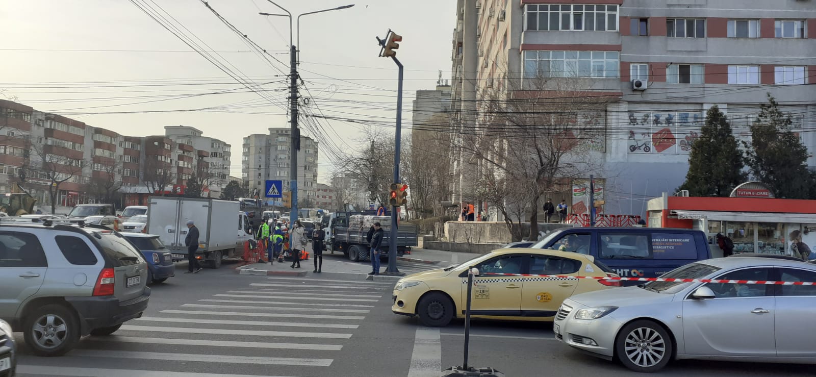 CONSTANŢA: Haos în trafic, în zona Casei de Cultură, după restricţii: „Cine a organizat treaba asta a organizat-o prost! Nu e niciun polițist aici!“
