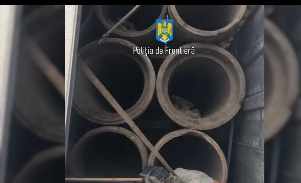 VIDEO| Camion plin cu tuburi de azbociment furate din Tulcea, descoperit de polițiștii de frontieră